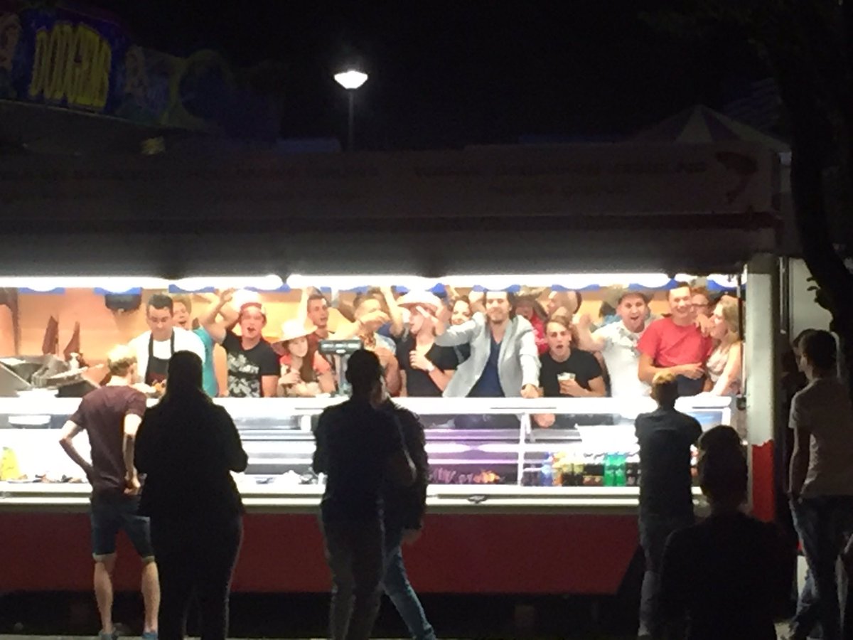 Op de kermis bij <a href="/MetroDeurne/">Metro Deurne</a> vroeg ik me af hoeveel mensen er eigenlijk in een viskraam passen.. Best veel dus!!