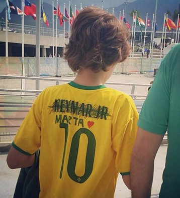 folha's tweet photo. Uma imagem que circula pela web resume bem o sentimento dos brasileiros no futebol https://t.co/NulTphMtSL