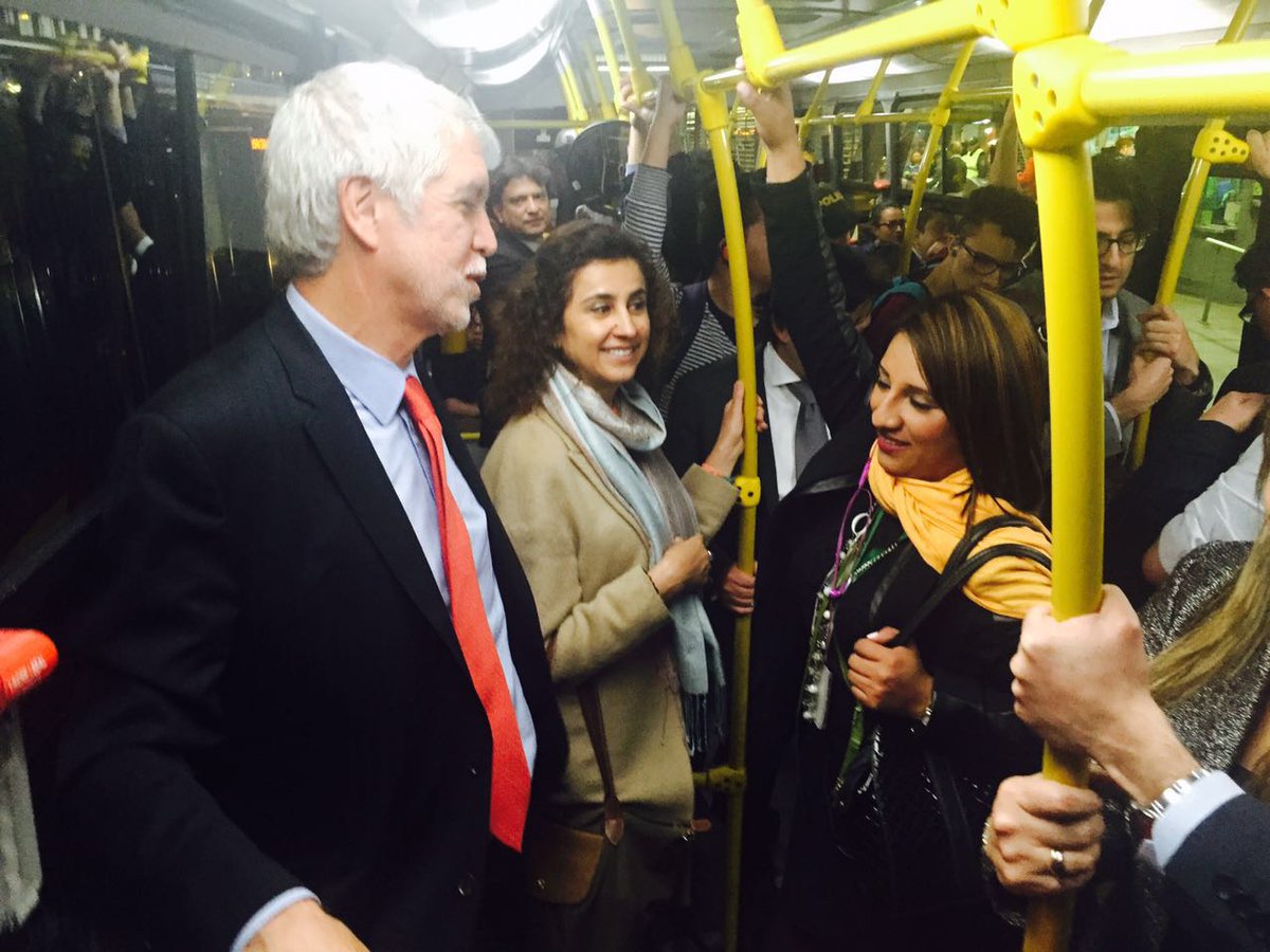 TransMilenio's tweet photo. .@EnriquePenalosa intercambia palabras y anécdotas con los usuarios de TransMi en hora pico. #PorUnTransmiMejor https://t.co/bRS1EasOiP