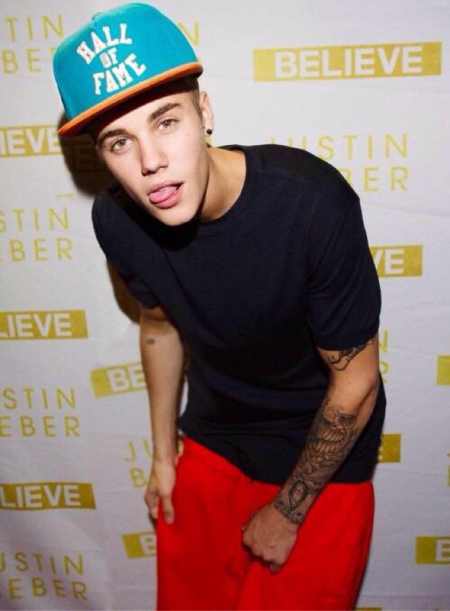 ZackDrewBieber's tweet photo. PLEASE RETWEET this tweet to help us win for my cousin Justin!
LET'S GO BELIEBERS  #MTVHottest Justin Bieber https://t.co/HlhNdYbnvK