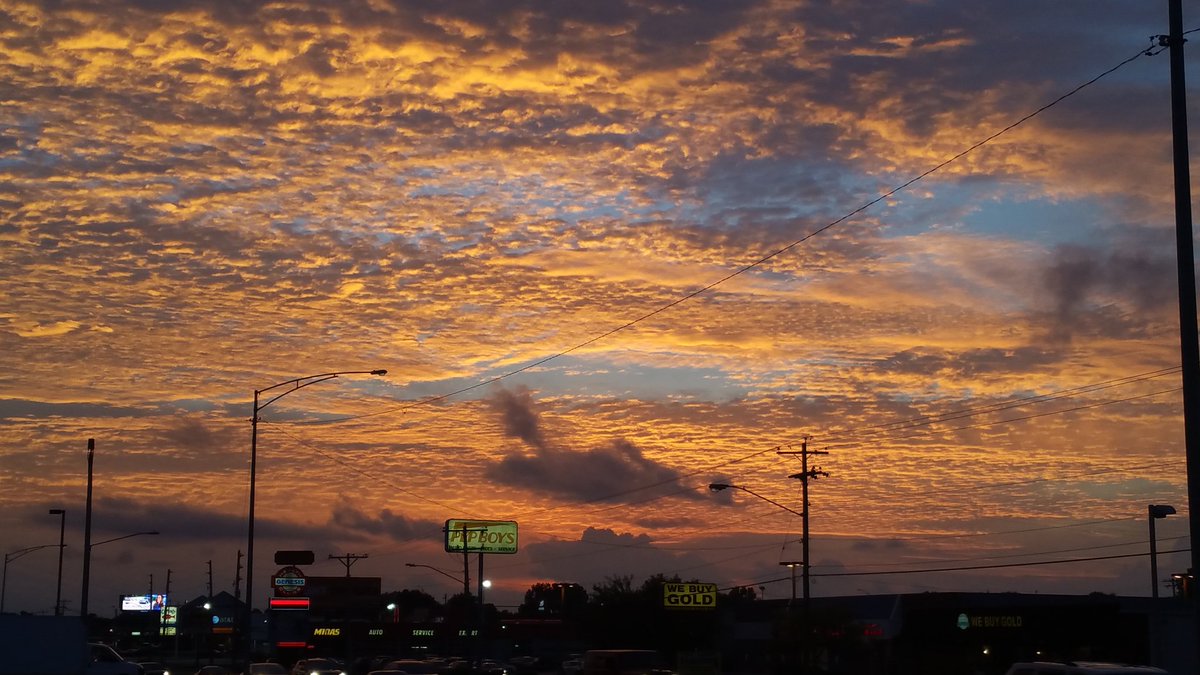 WillCarter80's tweet image. Gorgeous sunset tonight! #MOweather #SGFweather @NWSSpringfield