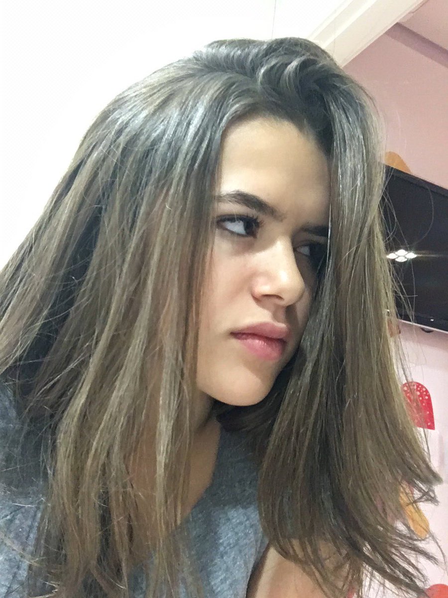 maisa's tweet photo. vc é mto nova pra ter um livro #SinceramenteMaisa https://t.co/Y0p4XWyPZt