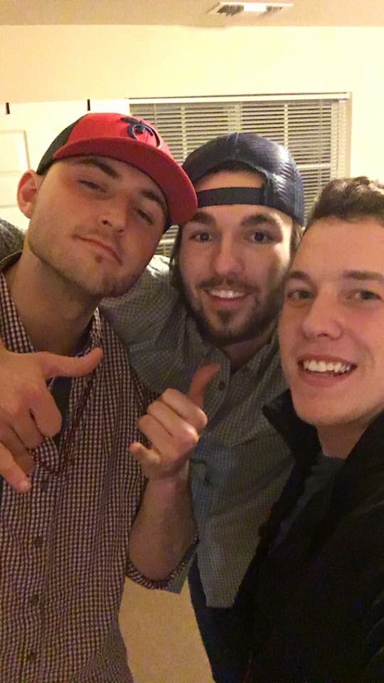 C_Agemy's tweet photo. The memories the laughs the girls the nights the best friends buzzin' on the best beers of our lives.#thesimpledays https://t.co/b0Yw7OnbrX