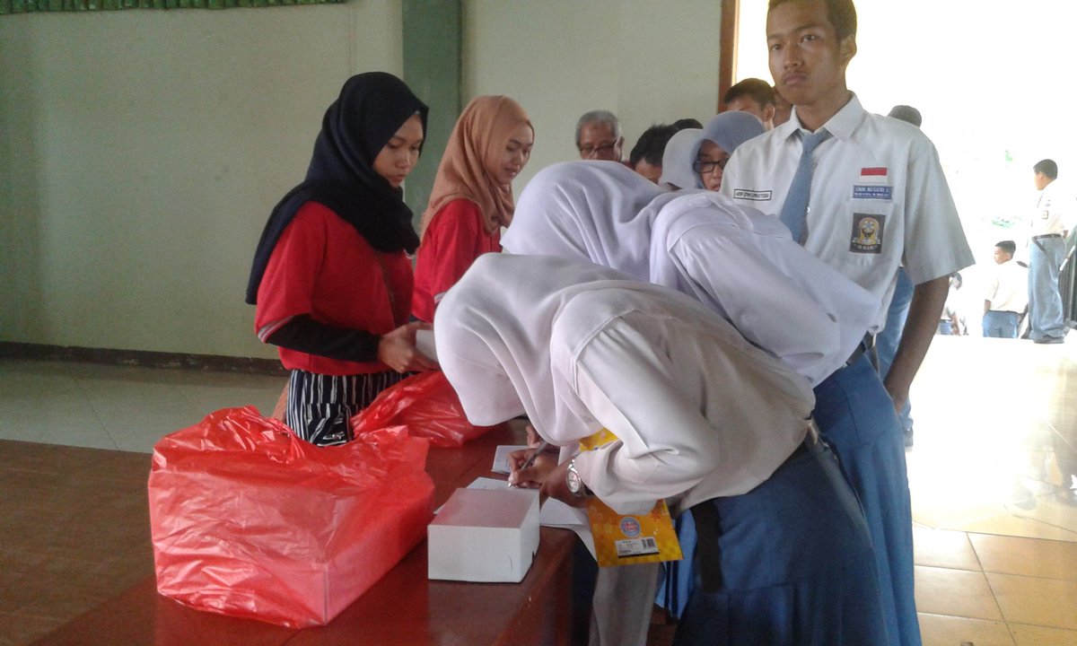 ErnaHandayani63's tweet photo. #@Parwi66 @_Funtastic5_ #TelkomFuntastic5 #KDTREG5 #BUMN Mengajar Absensi dulu sebelum ikut kegiatan BUMN mengajar https://t.co/AUMruqQXgm