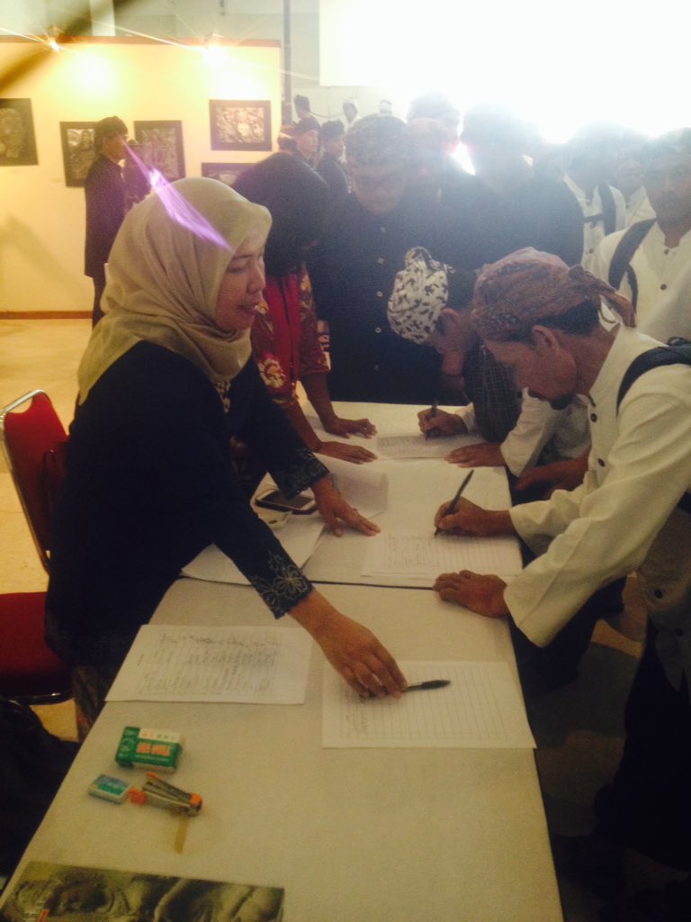 RumahAMAN's tweet photo. Suasana registrasi tamu undangan Dialog Masy.Adat dgn Pemerintah #WeAreIndigenous #HIMAS2016 https://t.co/gln04g3P7w