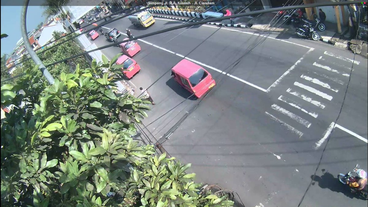 8.55 WIB : Simpang Jl. R. A. Kosasih - Jl. Ciandam terpantau relatif lancar.