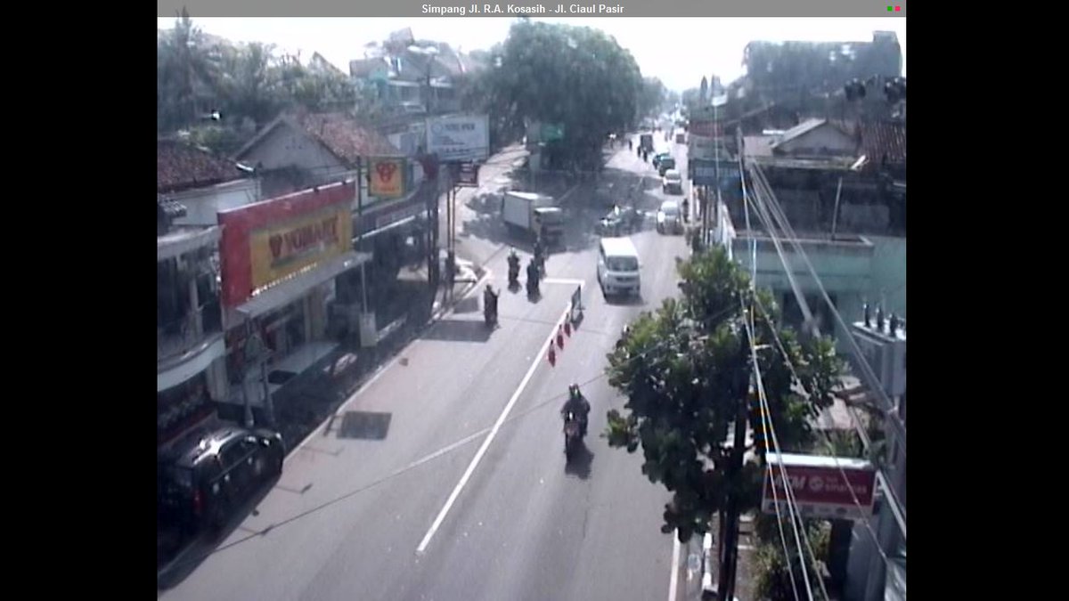 9.02 WIB : Simpang Jl. R. A. Kosasih - Jl. Ciaul Pasir terpantau relatif lancar.