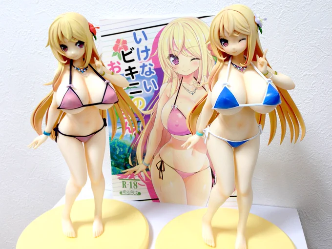 ダイキ工業さんから「いけないビキニのおねーさん」の青版のサンプルを頂いたので元のピンクと並べてみましたー 青は今日発売です!間違えて画像サイズ調整前をあげてしてしまったので再投稿 