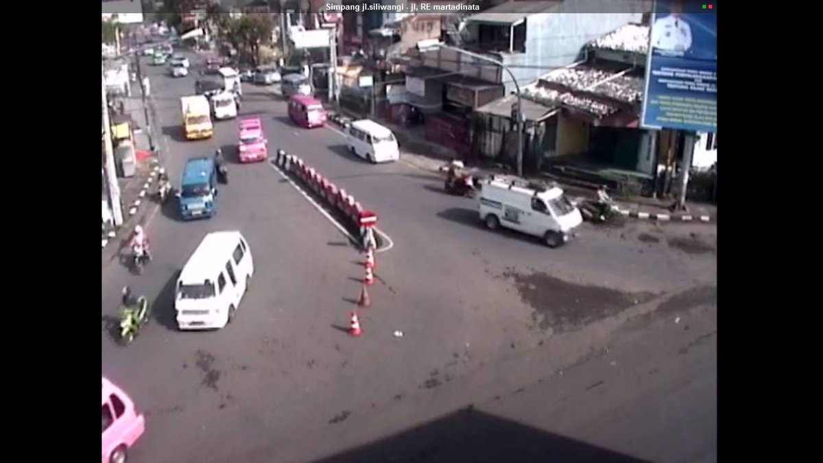 9.04 WIB : Simpang Jl. Siliwangi - Jl. RE. Martadinata terpantau relatif lancar.