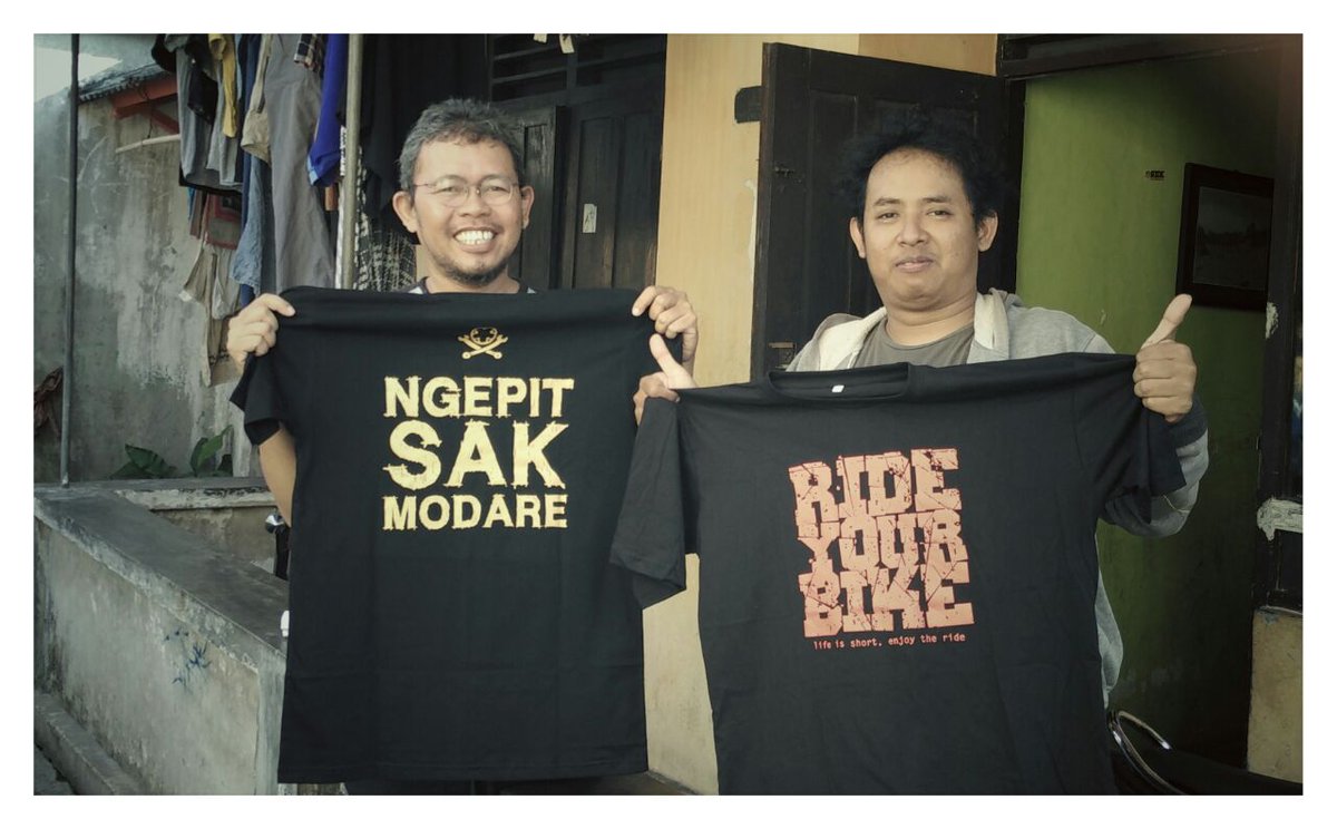 Ajakan bersepeda melalui media kaos... #salute #ayongepitwae. Cc : <a href="/b2wjogja/">B2W Jogja</a> <a href="/B2WIndonesia/">Bike2Work Indonesia</a> <a href="/ugmbersepeda/">UGM Bersepeda</a>