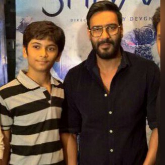 TusharXarma's tweet photo. Dream Cames True Meets With MEGASTAR AJAY DEVGN Biggest Fan Meets Biggest Star....@ajaydevgn 😘😘 https://t.co/RctVeBhRbE