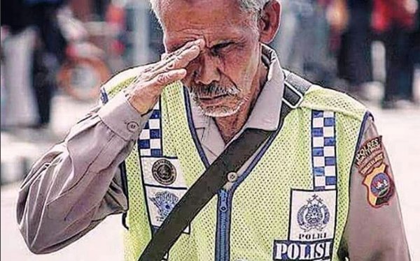 Saat orang lain mengeluh krn pekerjaan yg digeluti, msh ada segelintir orang yg ttp semangat &amp; tak pernah mengeluh