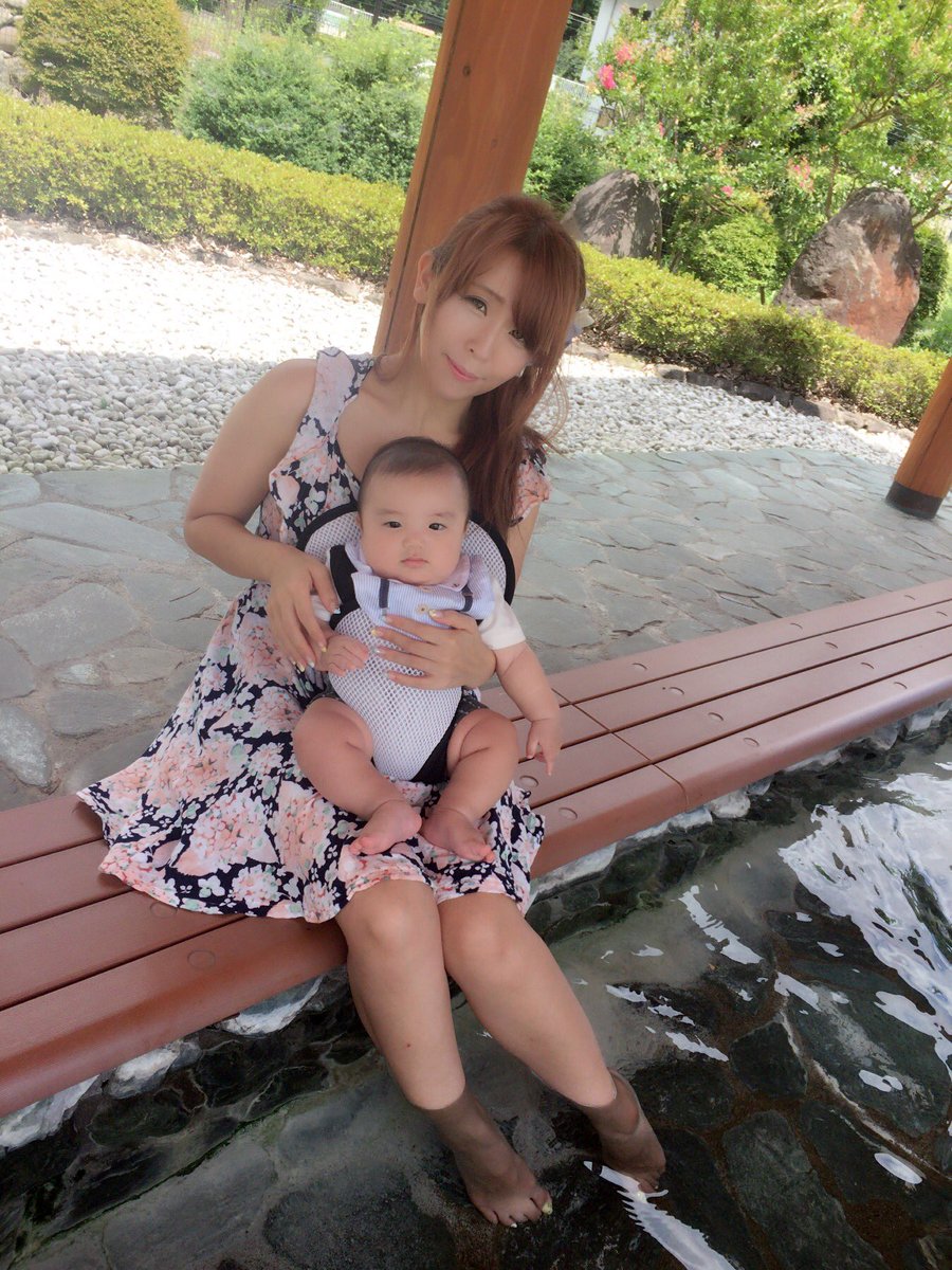 日向あつみ Twitter પર お墓参りに群馬へ 途中足湯もしたよ 妹の赤ちゃんと 足湯 群馬