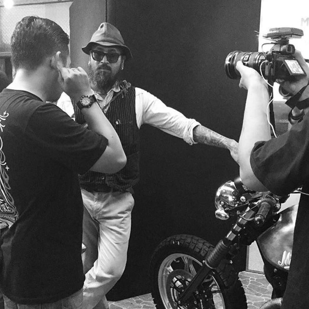 #Repost #jogloatkemang with <a href="/repostapp/">Repost</a>
・・・
Ade Habibie #sekepalaspal sesi wawancara di #balaisarwono #waroengsolo #…