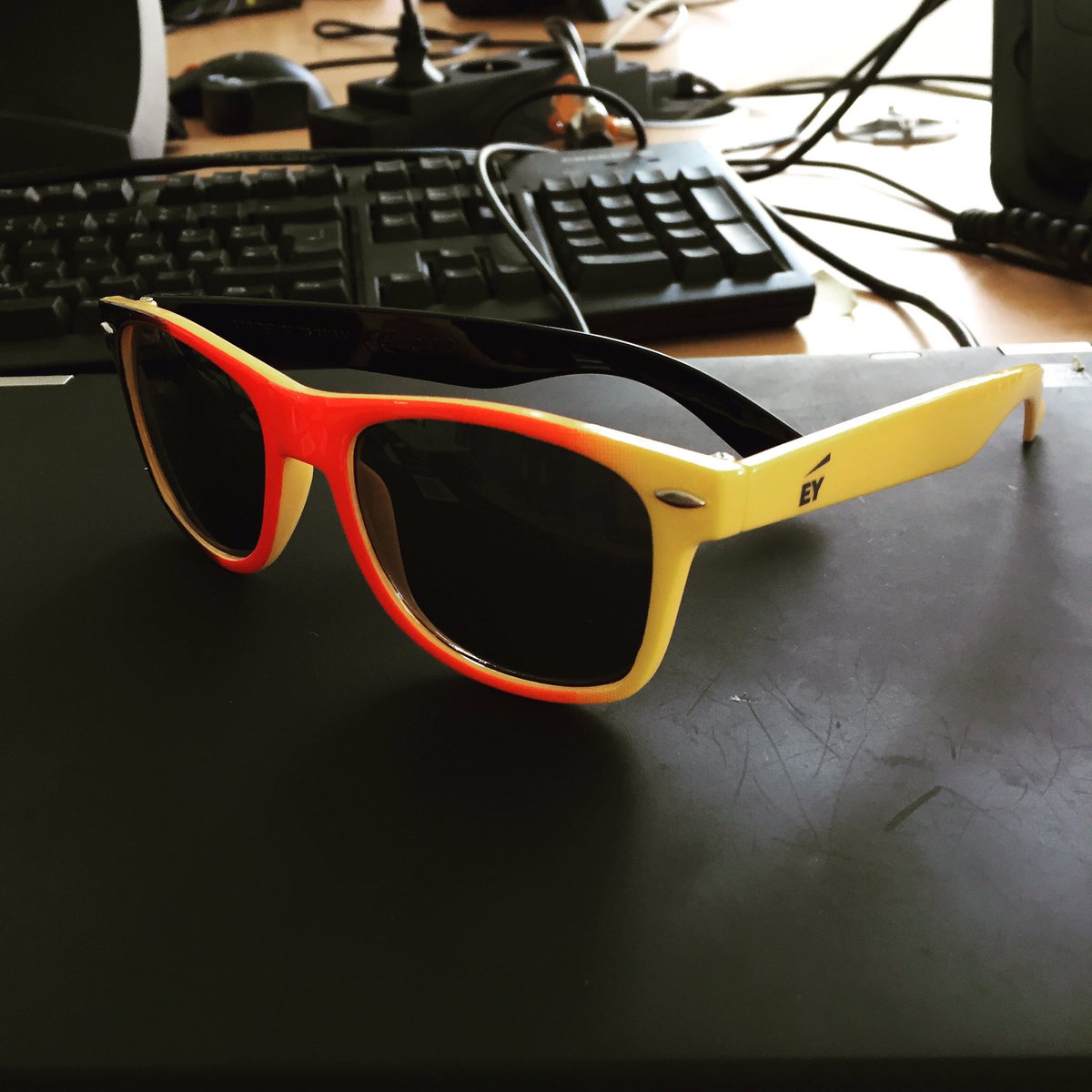 DomiScholz_EY's tweet photo. Schönes Geschenk gegen die Post-Urlaubs-Depression #sonnenbrille #EY #deutschlandstyle #EYoffice @EYGSACareers https://t.co/ar9uP7RO5R