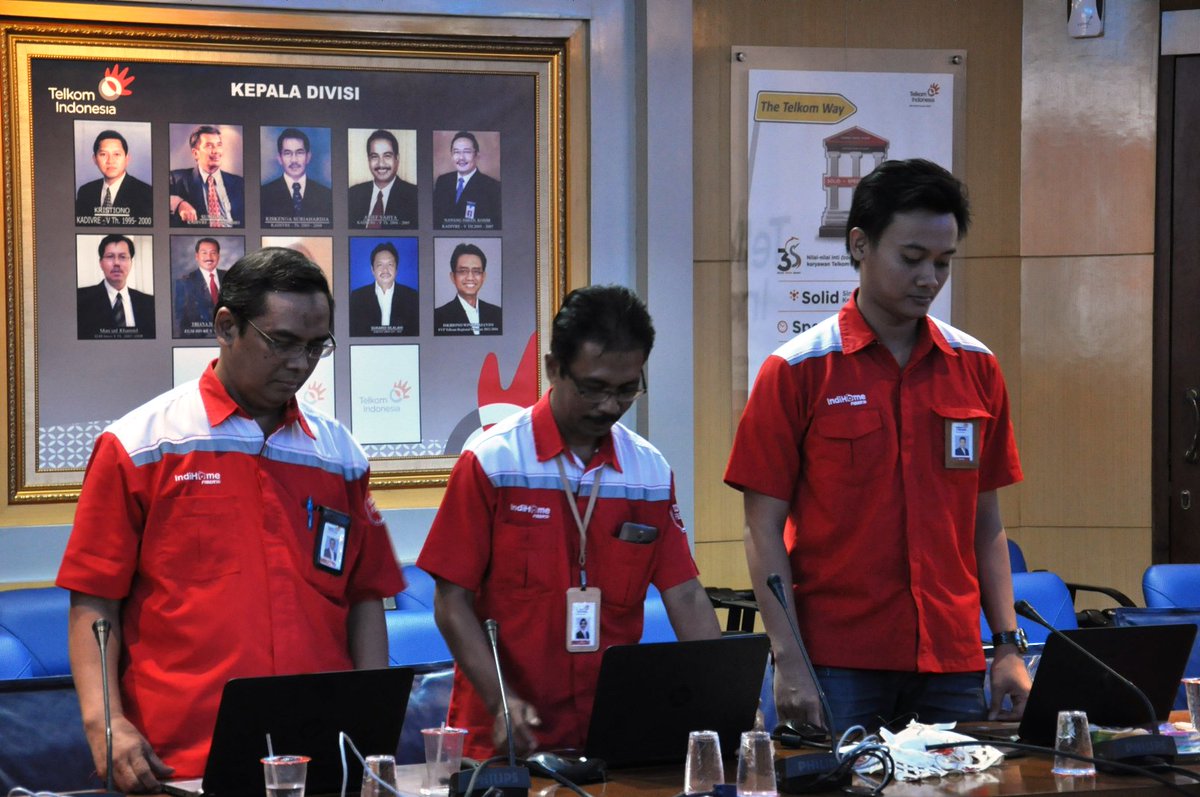 ROCTreg5's tweet photo. Mari berdo'a sebelum memulai kegiatan agar diperlancar @parwi66 @_funtastic5_ #TelkomFuntastic5 #ROCTREG5 #QEROC5 https://t.co/yoS0iNdEFJ