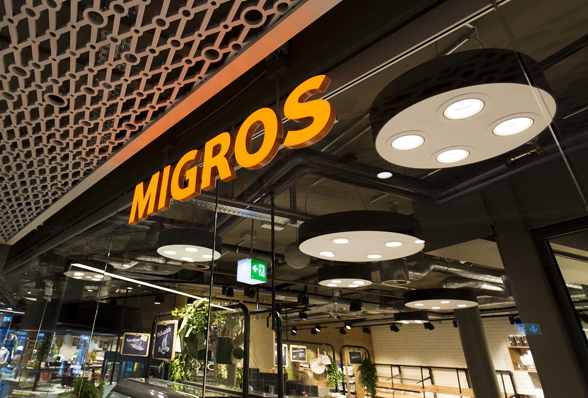 Westiform's tweet photo. Westiform lässt Welle 7 im Bahnhof Bern Aussen und Innen leuchten. #Lichtwerbung #Welle7 #Migros #Postparc https://t.co/juFuvGQi5q