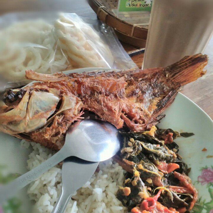 Kombinasi maknyuuss : nila goreng, oseng daun pepaya, dan sambal tomat..