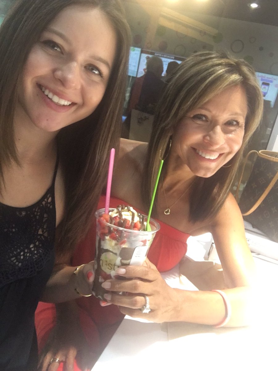 CatherineAnaya's tweet image. Polishing off an amazing @LouMalnatis #pizza dinner with my favorite girl at @creamistryaz 😋🍨 #ImStuffed 😊