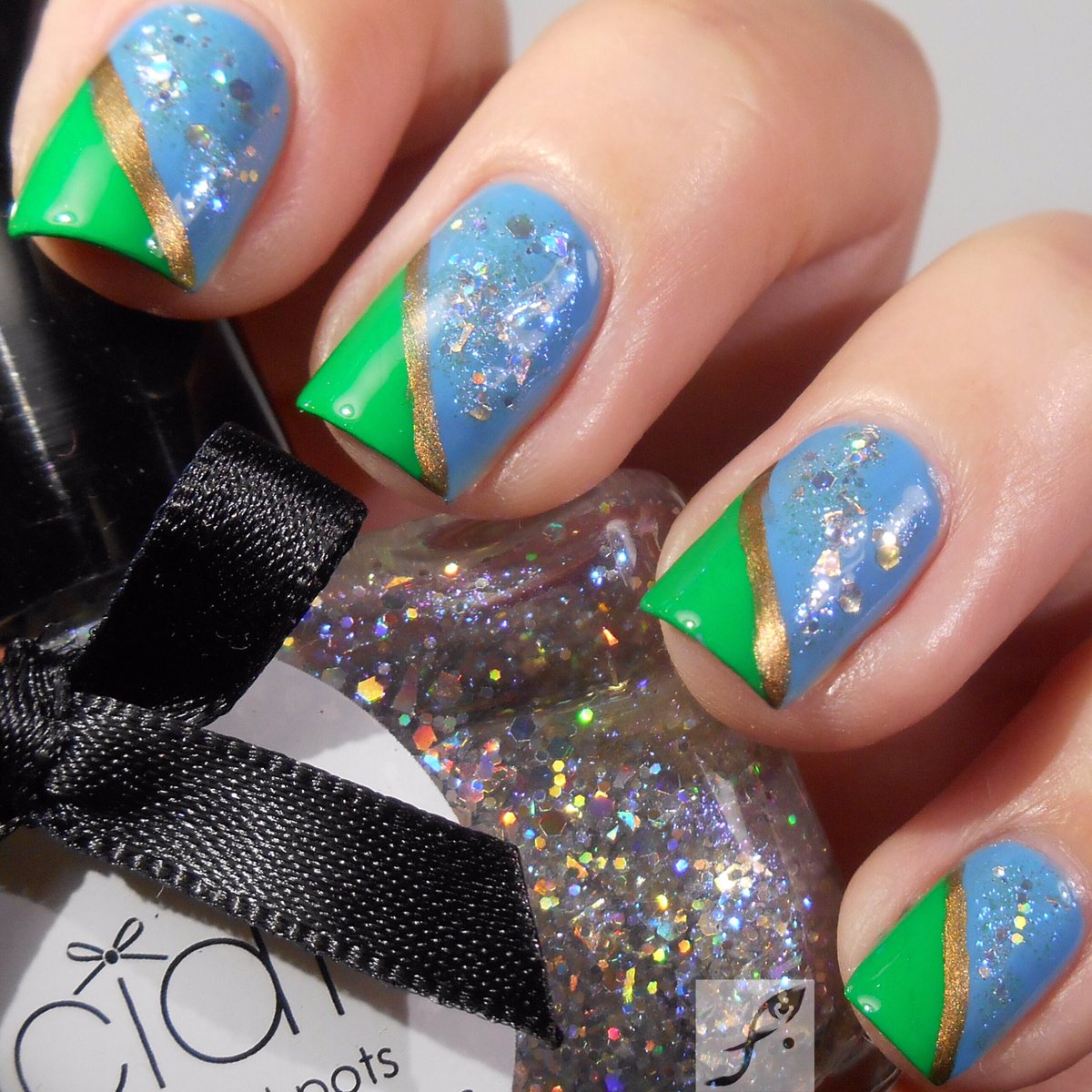 storm_fabi's tweet photo. #NOTD #nailart #rio #olympics https://t.co/xeWbYViFwc