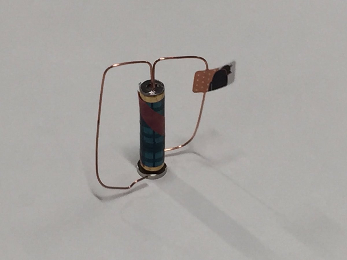 サイエンスリンク A Twitteren 本日はもう2つご紹介します 長岡技術科学大学サークルtecさんの電池で作るくるくるモーターの工作です 電池と磁石 銅線だけでモーターが作れるそうなのですが 一体どんな仕組みなのでしょうか 是非作って不思議を感じて下さい サイエンスリンク A Twitteren 本日はもう2つご紹介します 長岡技術科学大学サークルtecさんの電池で作るくるくるモーターの工作です 電池と磁石 銅線だけでモーターが作れるそうなのですが 一体どんな仕組みなのでしょうか 是非作って不思議を感じて下さい