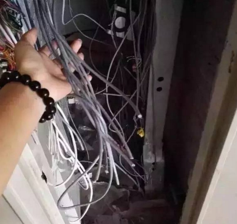 AliceGui11's tweet photo. Someone cut them telecommunication cables https://t.co/qFQvbnUyOR