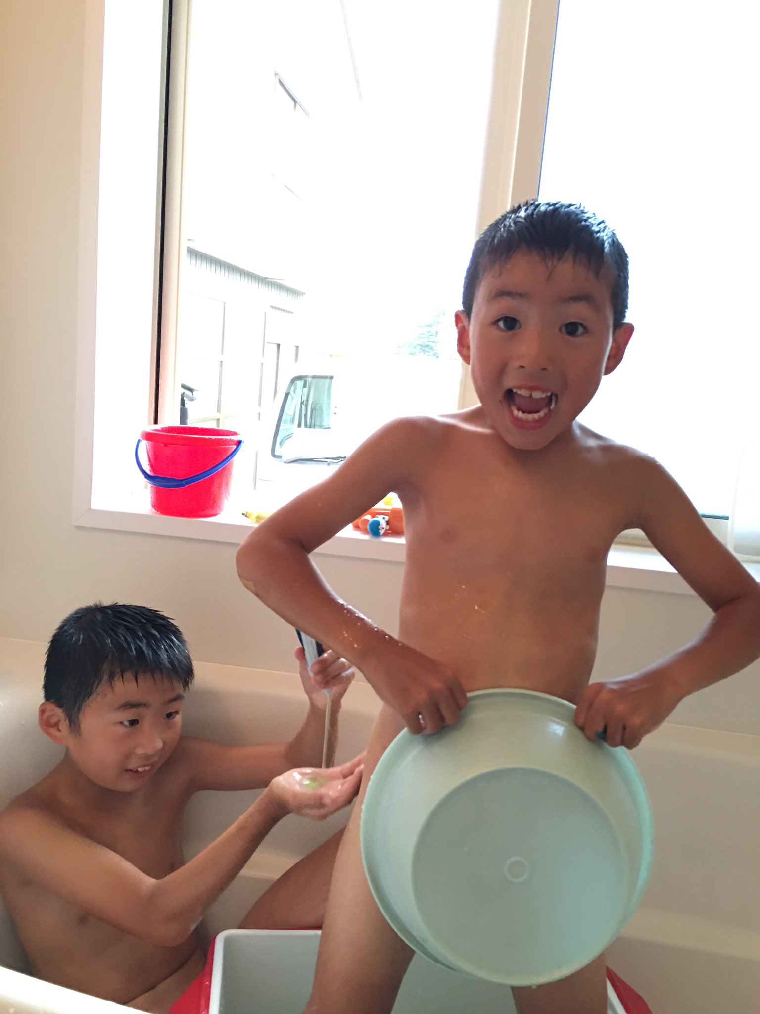少年風呂　 日曜からずっと一緒だった子供ら。 運動会に定休日の昨日はランチにファボーレにスライム風呂…  絵ハガキを投函させてプールに向かう3人を見送り今日からまた仕事ぉー！っていっても何かとキャンセルの多いソウルパワーはお暇なのてす(ﾟoﾟ;;  https://t.co ...