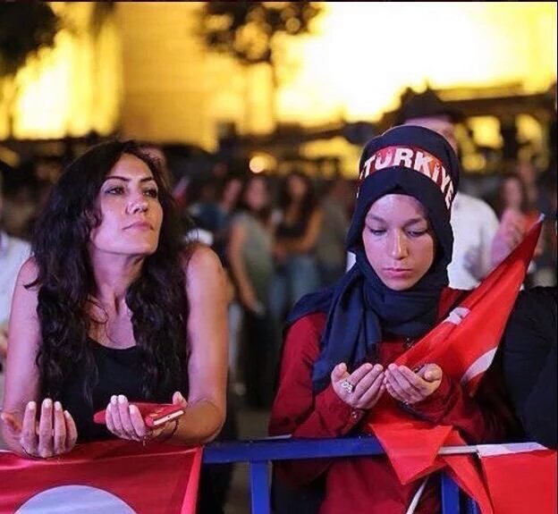 Sen koru ya Rabbim... Bu duayı, bu birlikteliği, bu elleri sen koru... Amin...