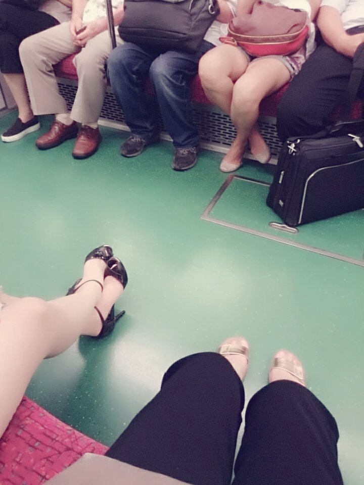 טוויטר 清水 ひとみ בטוויטר サンダル履いて電車に乗ってたら ピンヒール履いたお姉さんが隣に座ろうとして私の足の指 をガリッってした 痛い 昔もバスの中でヒールで足踏まれた事ある ミニスカートで綺麗な足のお姉さんだけどヒール履いた人 私に近づかないで