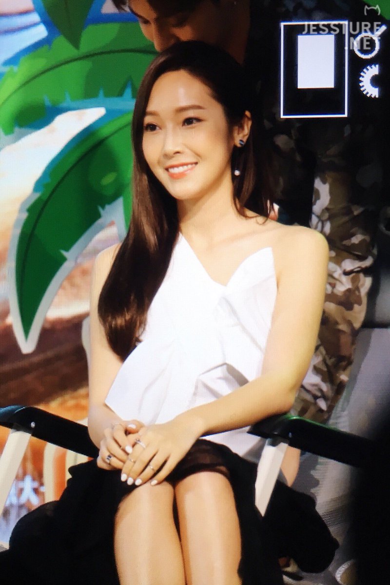[PIC][08-08-2016]Jessica khởi hành đi Bắc Kinh – Trung Quốc để tham dự chuỗi hoạt động quảng bá cho Movie "I Love That Crazy Little Thing" vào chiều nay CpZpOXdUsAAe2nQ