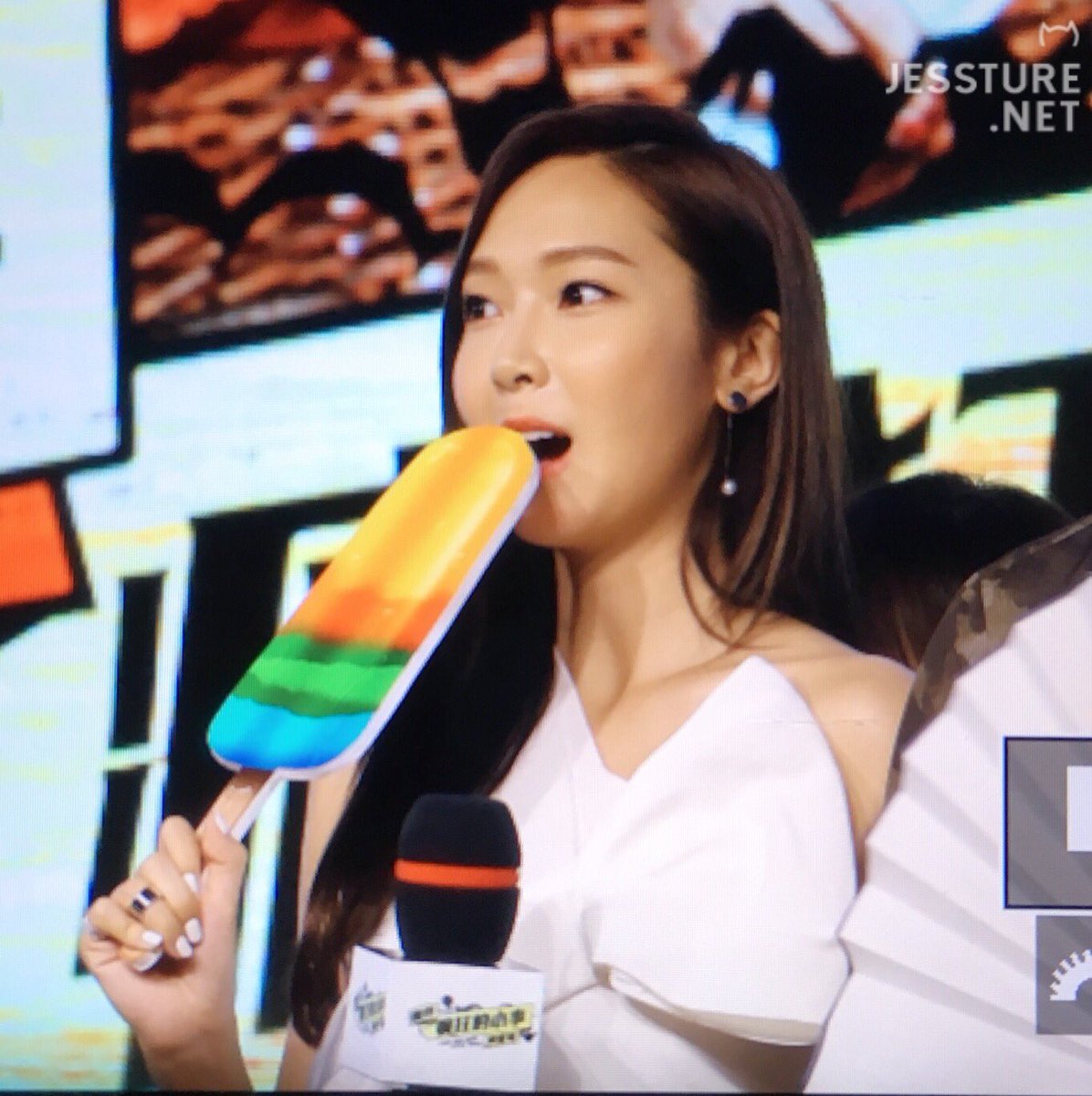 [PIC][08-08-2016]Jessica khởi hành đi Bắc Kinh – Trung Quốc để tham dự chuỗi hoạt động quảng bá cho Movie "I Love That Crazy Little Thing" vào chiều nay CpZqFVOUMAAKUJN