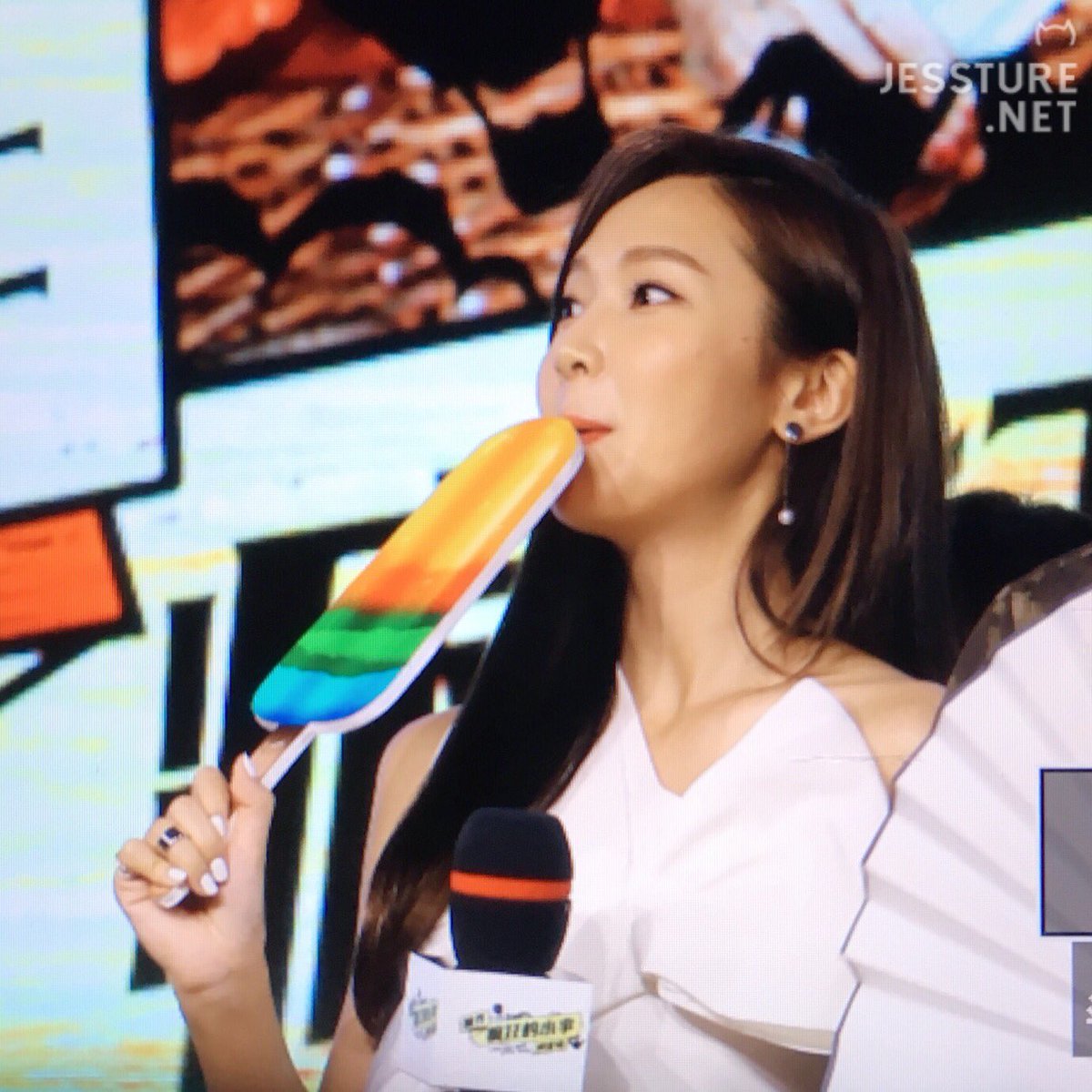 [PIC][08-08-2016]Jessica khởi hành đi Bắc Kinh – Trung Quốc để tham dự chuỗi hoạt động quảng bá cho Movie "I Love That Crazy Little Thing" vào chiều nay CpZqFVgVMAAh6eu