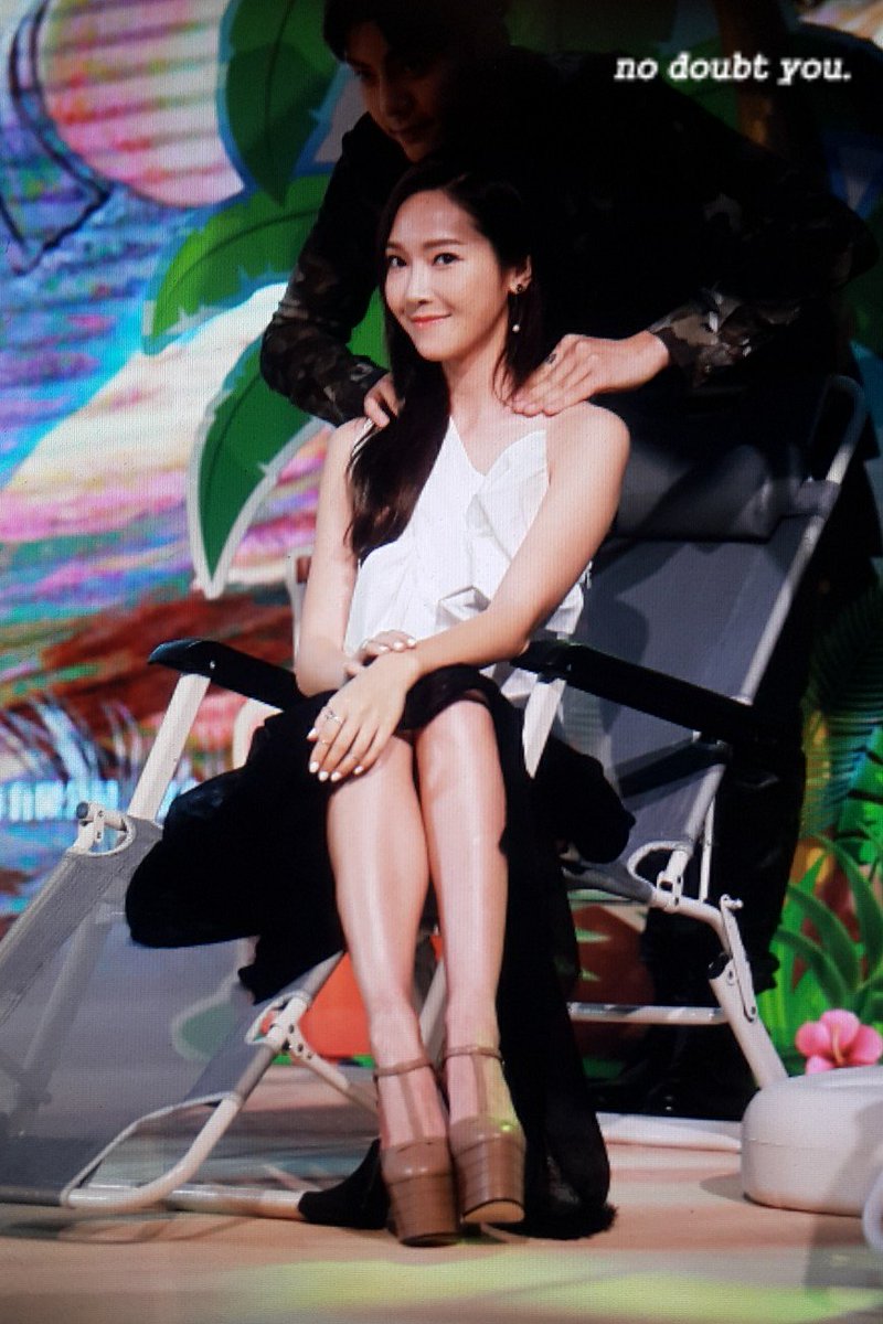 [PIC][08-08-2016]Jessica khởi hành đi Bắc Kinh – Trung Quốc để tham dự chuỗi hoạt động quảng bá cho Movie "I Love That Crazy Little Thing" vào chiều nay CpZqg4OVUAAnmAJ