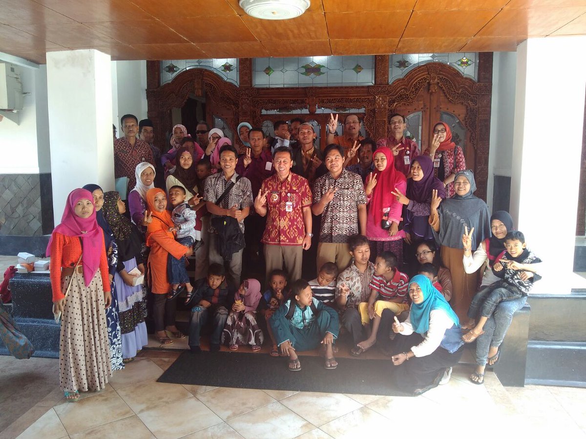 Audiensi antara anak2 difabel, org tuanya dg bupati dan dinas terkait (disnakertransos dan dikpora)