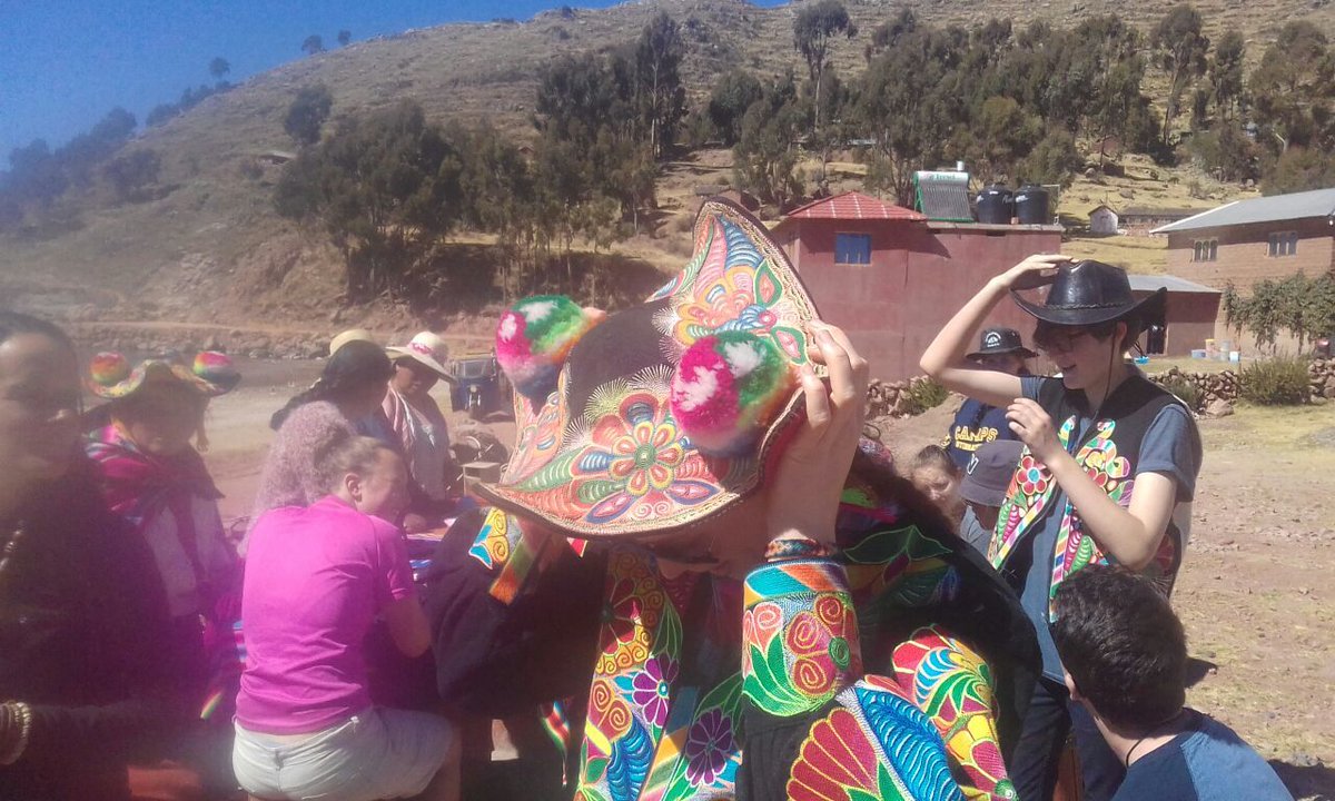 campperu's tweet photo. Team T'ika 🌷 learning about the community of Camp Titicaca embroidery today  ☺😍 #dosomethingamazing @CampsInt https://t.co/RUhpS1pOri