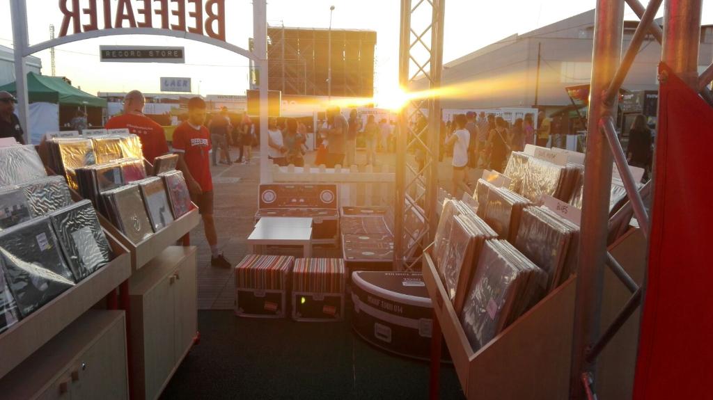 beefeatergin_ES's tweet photo. Inolvidable @sonoramaribera este año. ¡Gracias a todos los que habéis visitado la Record Store! #BeefeaterLive https://t.co/qTPBfl00B9