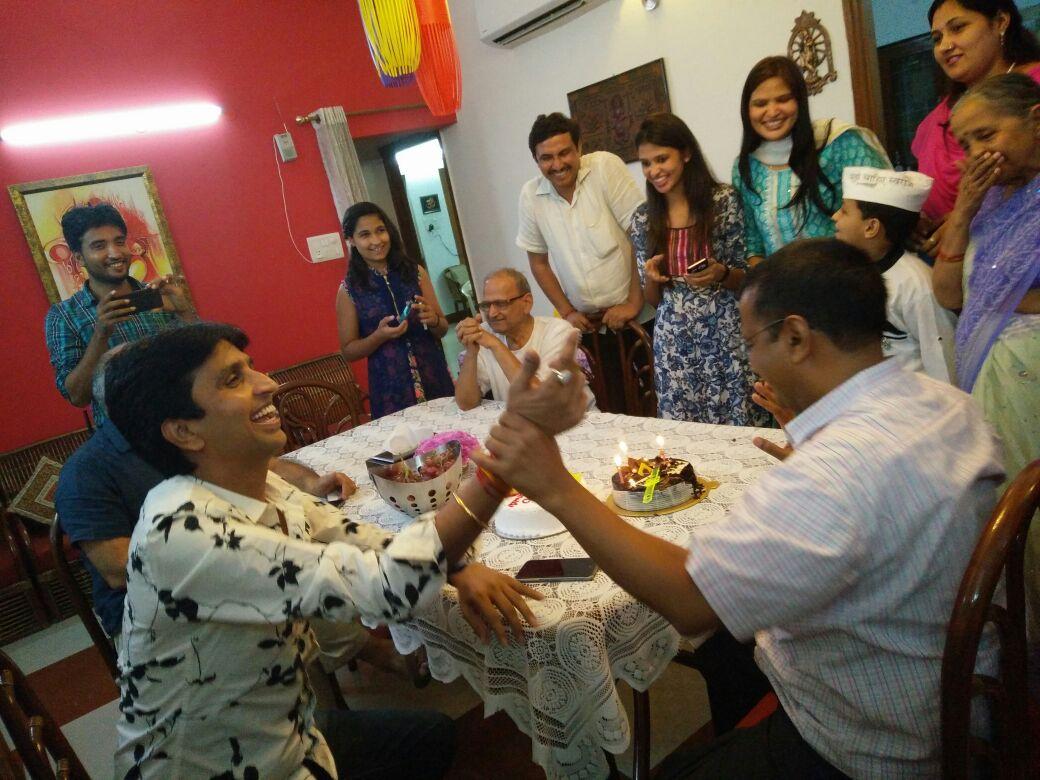 aartic02's tweet photo. Looking at these pics .@TimesNow may run #AAPbreakUp for d Nth time 😛😂
BREAKING NEWS; 
AK &amp; KV fought over Cake 🎂 https://t.co/1Ko0vYE4BQ