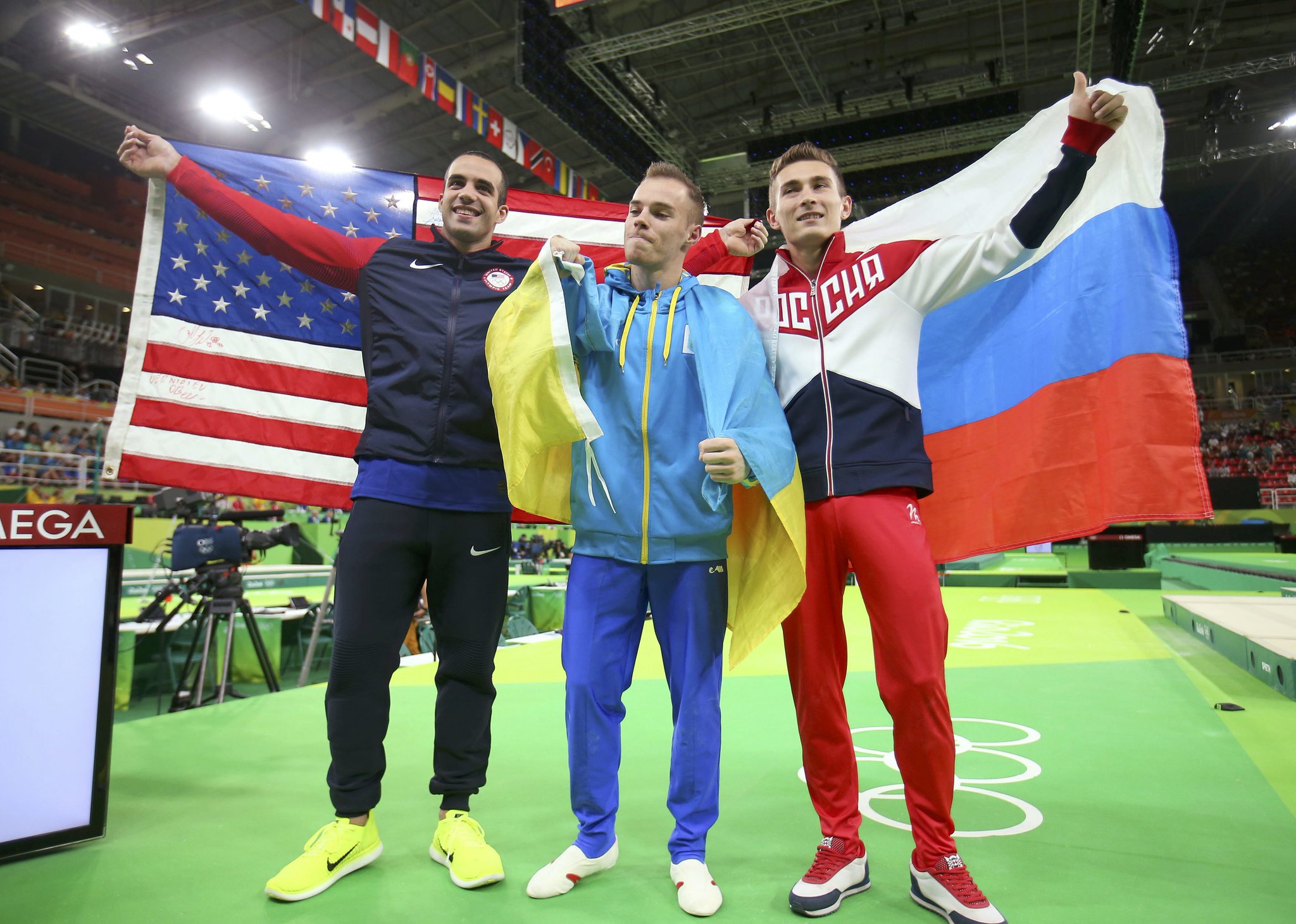 Спортсмены обнимаются