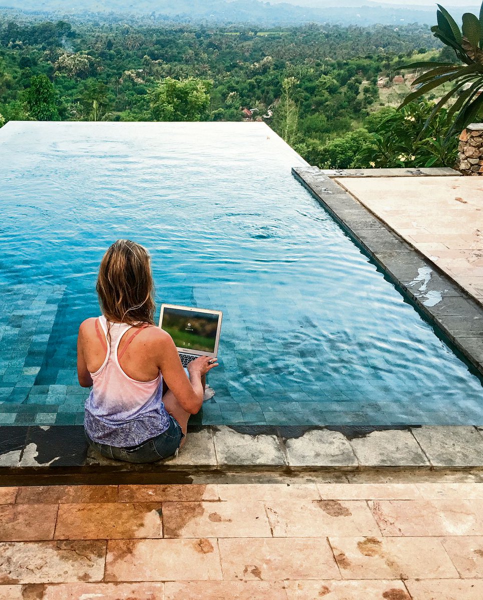 Les 1: werk nooit op het strand. Tips van <a href="/celinecharlotte/">Celine Charlotte</a> over werken als 'digital nomad'. nrc.nl/nieuws/2016/08…