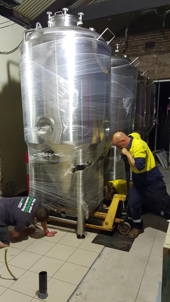 smartBrewAU's tweet image. That's tank no.4 in place. Thank you @Fritzenberger, see you in the morning! #Brewpub #SmartBrew.