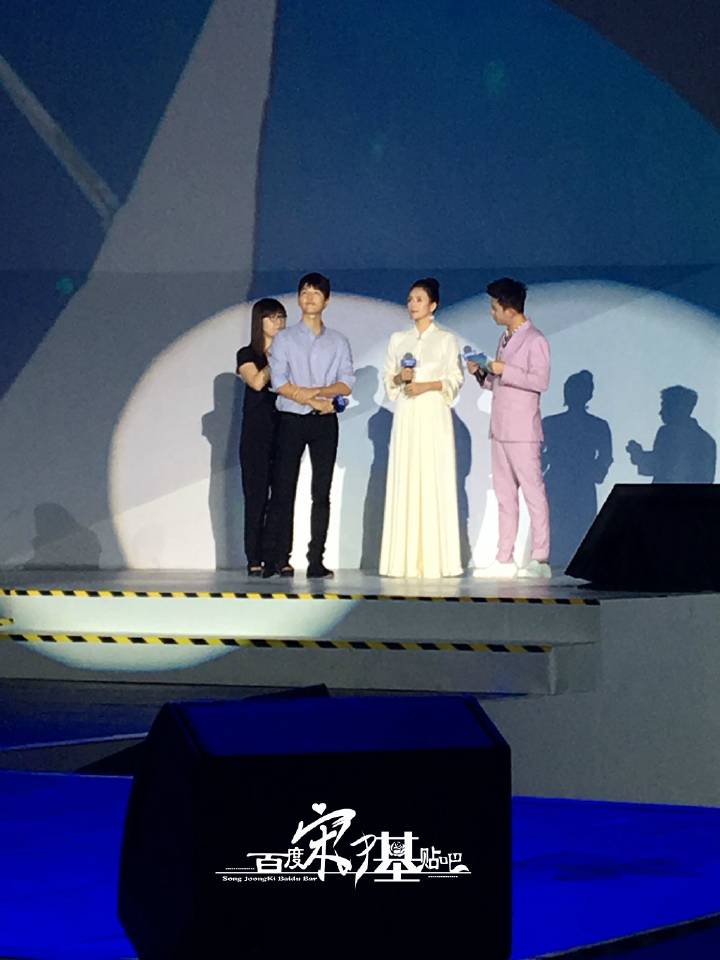 Noojan15's tweet photo. [16-08-16] SJK for #Proya
เฮียยิ้มหน่อยมองกล้องด้วย😁😘
#ProyaCosmetics
#Shanghai
#송중기 ❤
#SongJoongKi 
#SongSongCouple https://t.co/bKDMuYQCWz