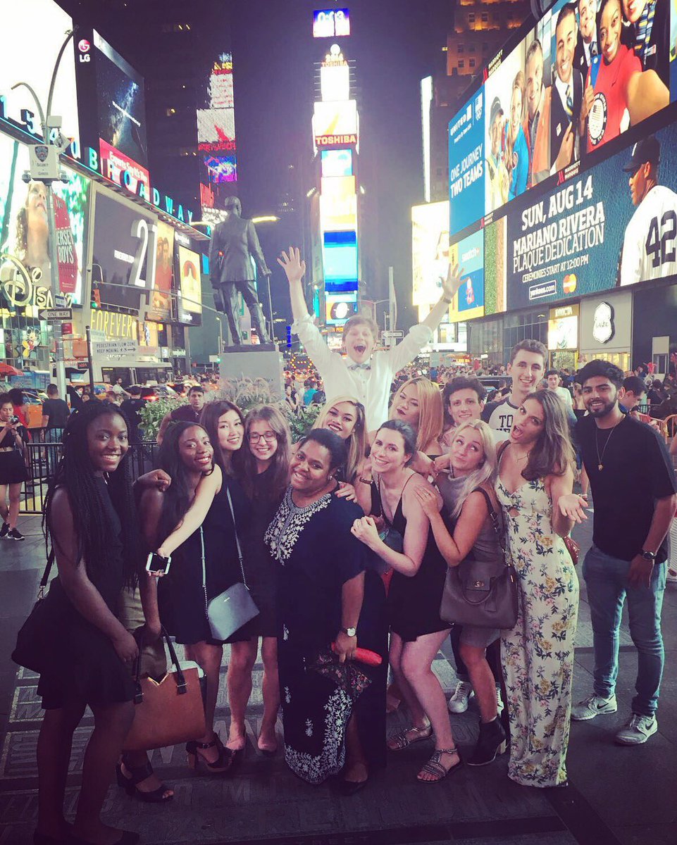 InternNewYork's tweet photo. Interns celebrating their last night in #NYC ! You will be dearly missed! ❤️ #lifelongfriends #family #InternNewYork https://t.co/60eZ4Yyjp7