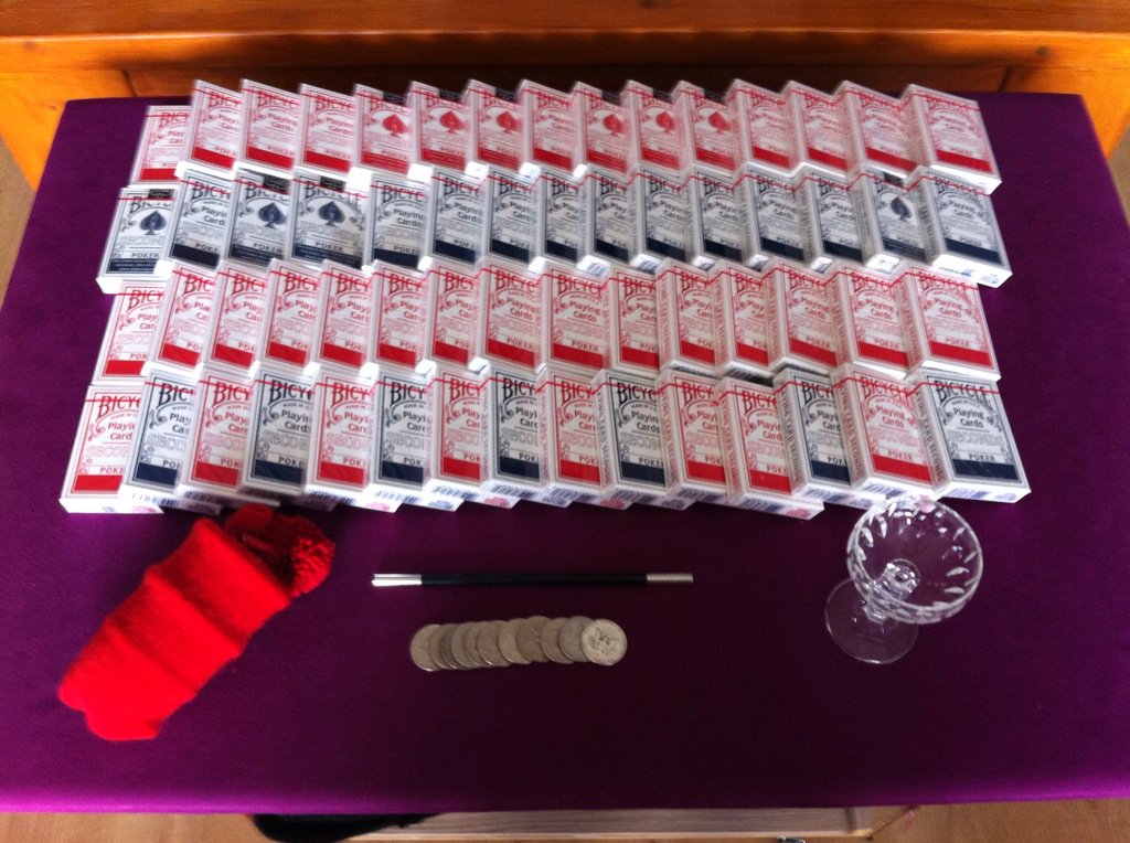 De spullen voor mijn act op <a href="/noorderzonnl/">Noorderzon</a> inclusief een vers pakje kaarten voor elke voorstelling.