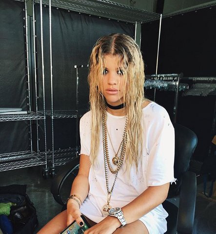 WhatAGirlWears's tweet photo. Sofia Richie เจ้าของข่าวลือว่าเป็นแฟนใหม่ของหนุ่ม Justin Bieber นั้น โดยส่วนตัวเราคิดว่าสไตล์ของทั้งสองก็ดูเข้ากันดี https://t.co/4S7x4hs4AK