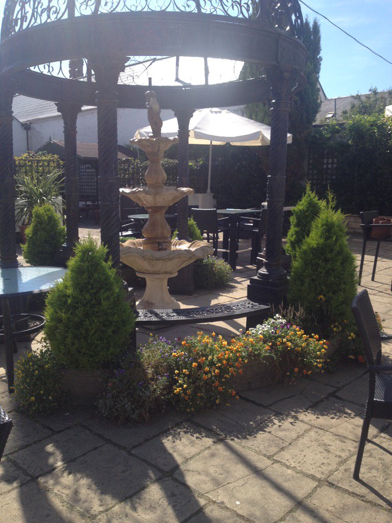 ClareSheehy's tweet photo. @Bear_Hotel what a day to be in #Cowbridge #summersun#coolcourtyard https://t.co/RmMkRXJeih