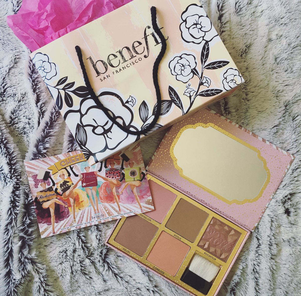 lornajaneduffy's tweet photo. Cannot get enough of this #Cheekathon palette from @Benefit_IRE β¨
Link over on my Facebook page: Fashion Boss π https://t.co/smFBDdpmnw