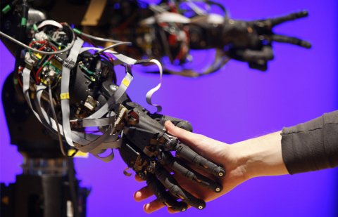 "Robots con alma de activista", por <a href="/zinniaqc/">Zinnia Quirós Chacón</a> entreparentesis.org/robots-alma-ac… <a href="/Gabriela_Schz/">Gabriela Sánchez</a>