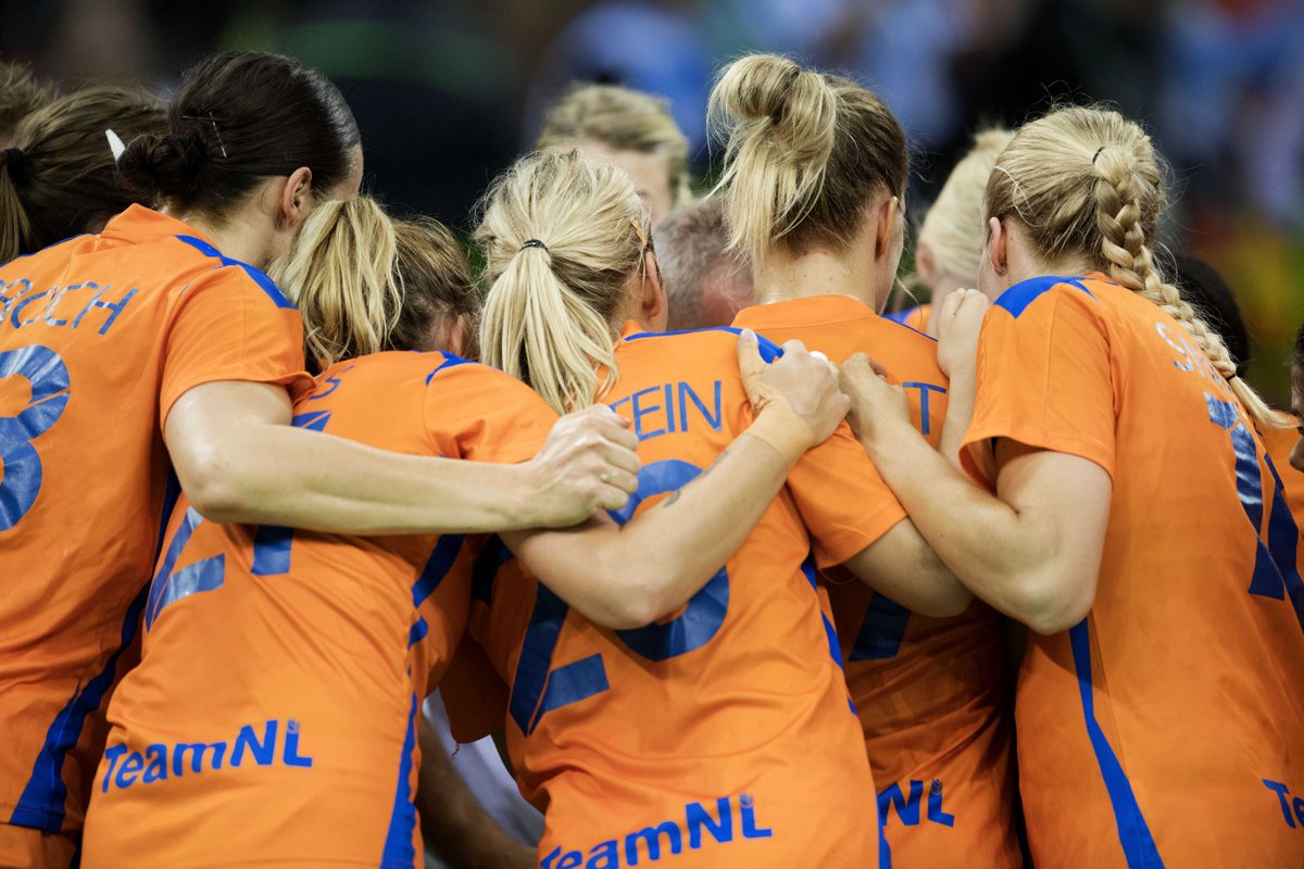 nrc's tweet photo. Dag 11 Spelen: Handbalsters plaatsen zich voor halve finale na winst op Brazilië: 
https://t.co/7bbMeXU7DJ https://t.co/ypjhu7qEF4