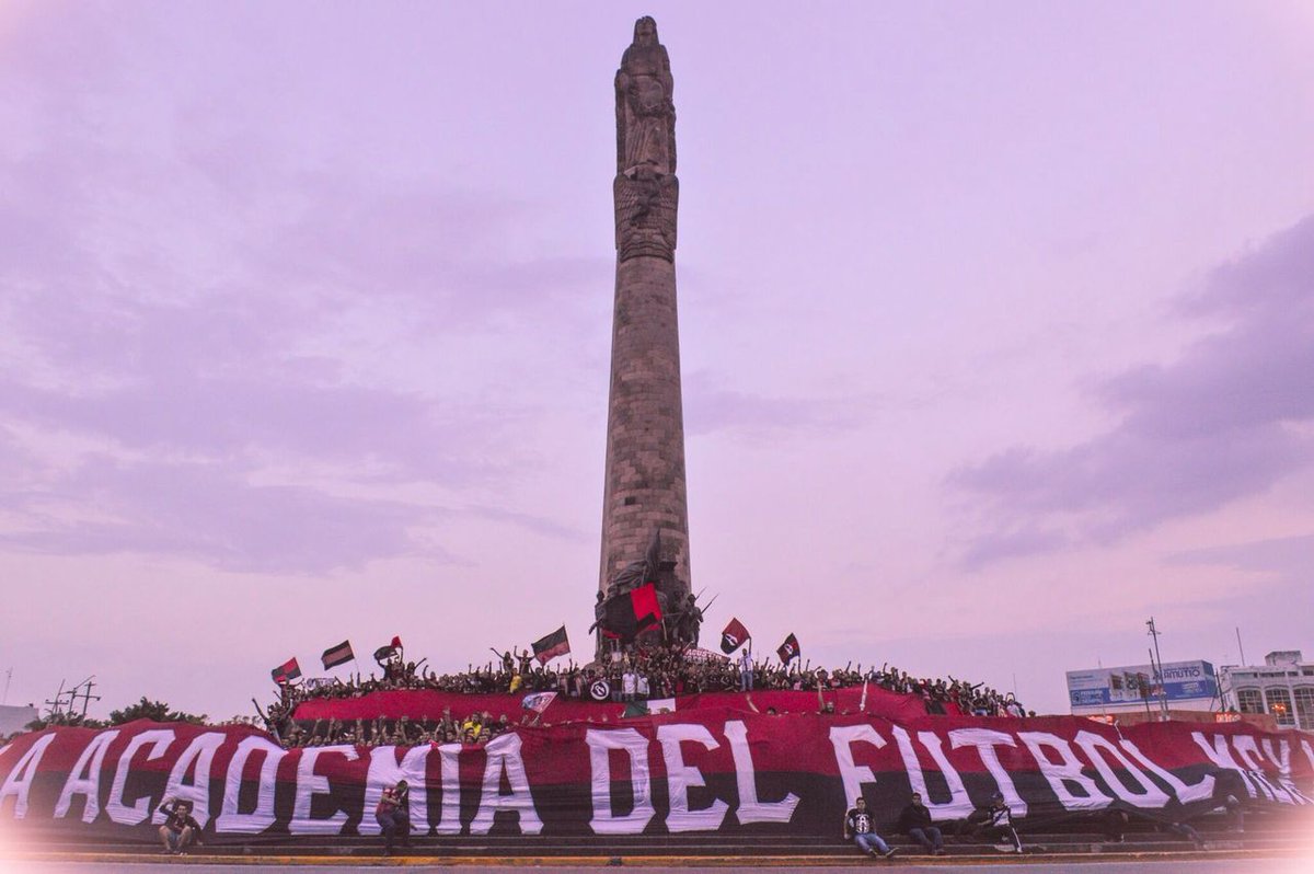 SeguidoresAtlas's tweet photo. Esta es la manera correcta de iluminar un monumento con el rojo y negro https://t.co/CeClHNowni