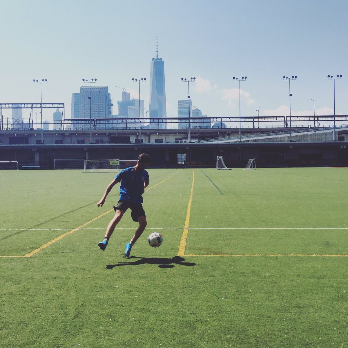 dominicvieira's tweet photo. Football in NYC doesn't get any better than this 🔥 https://t.co/XdoWkzjim7 #whereisfootball #ACE16 https://t.co/Oq8himjy4S